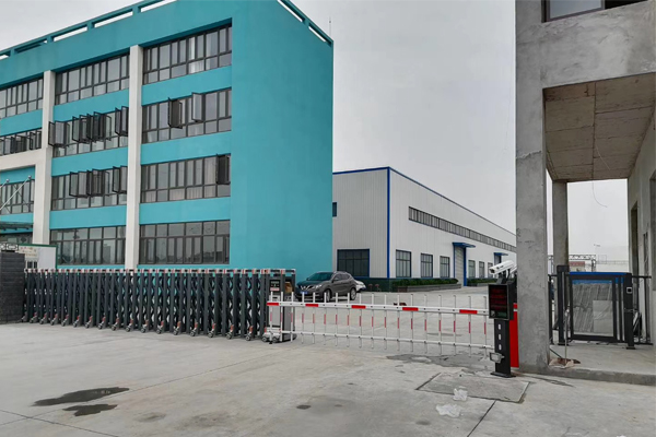 昌盛環(huán)保、電動伸縮門、車牌識別、智能小門、圍欄、旗桿安裝完畢